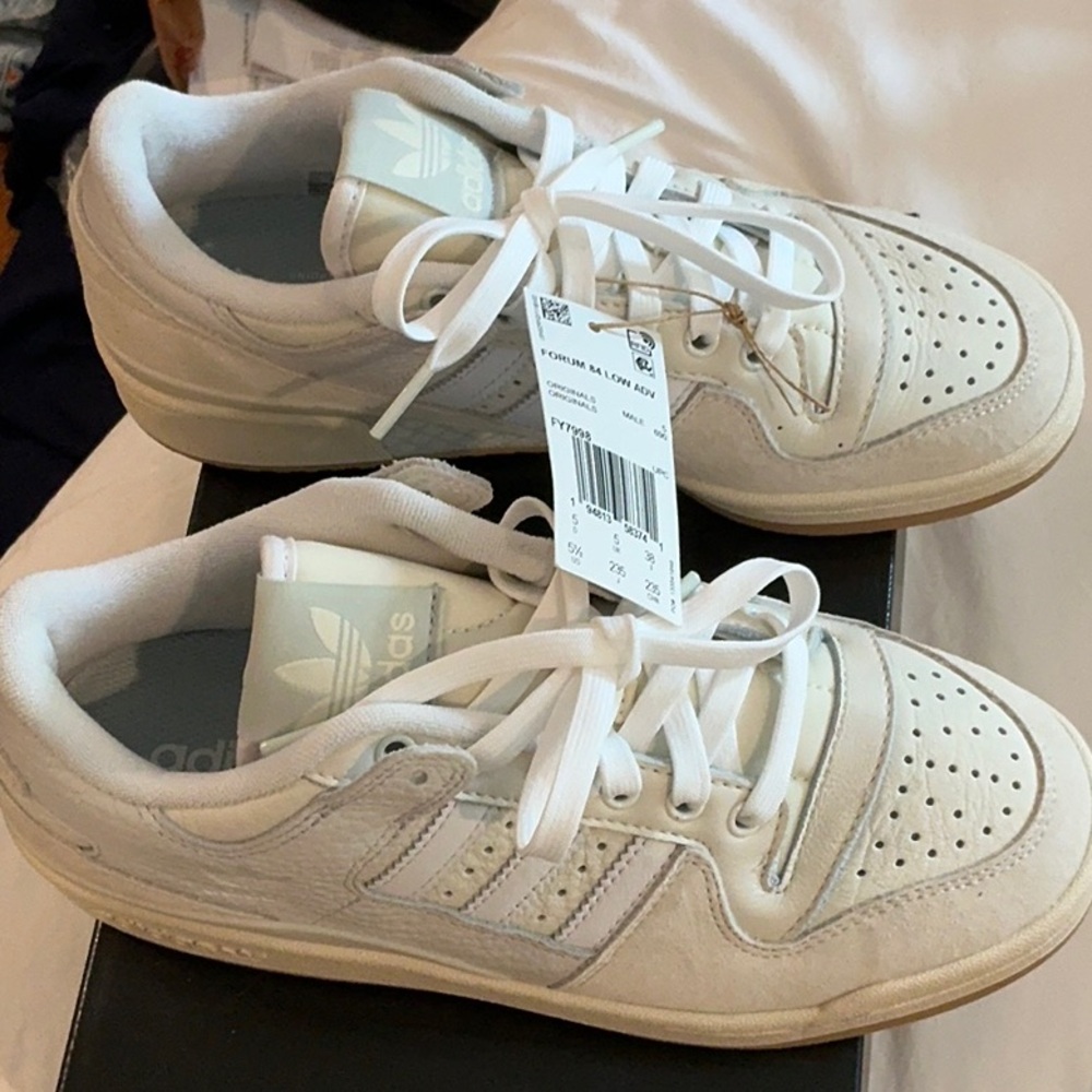 NWT IN ORIGINAL BOX Adidas Shoes - White and Cream. Unisex Sizing (M 5.5, W 6.5)